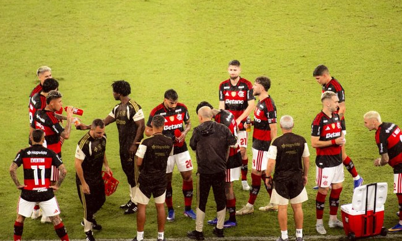 Flamengo em batalha pelo Troféu do Algarve em 11 de julho