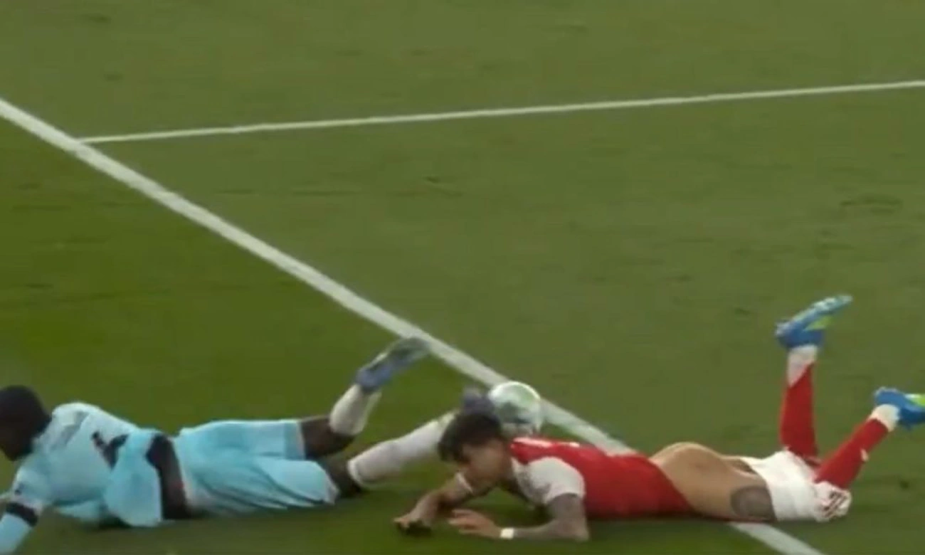 Jogador do Arsenal fica nu em jogo da Premier League hoje veja o lance