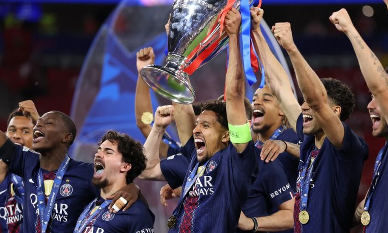 Khvicha Kvaratskhelia lidera Seleção da Champions League 2025/26